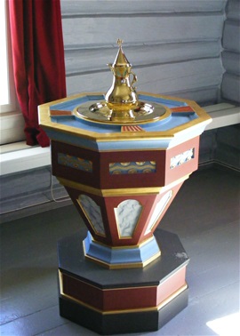 Utskåret kirkestol gitt i 2007.
