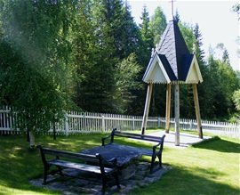 Klokketårnet ved gravlunden i Risberget.